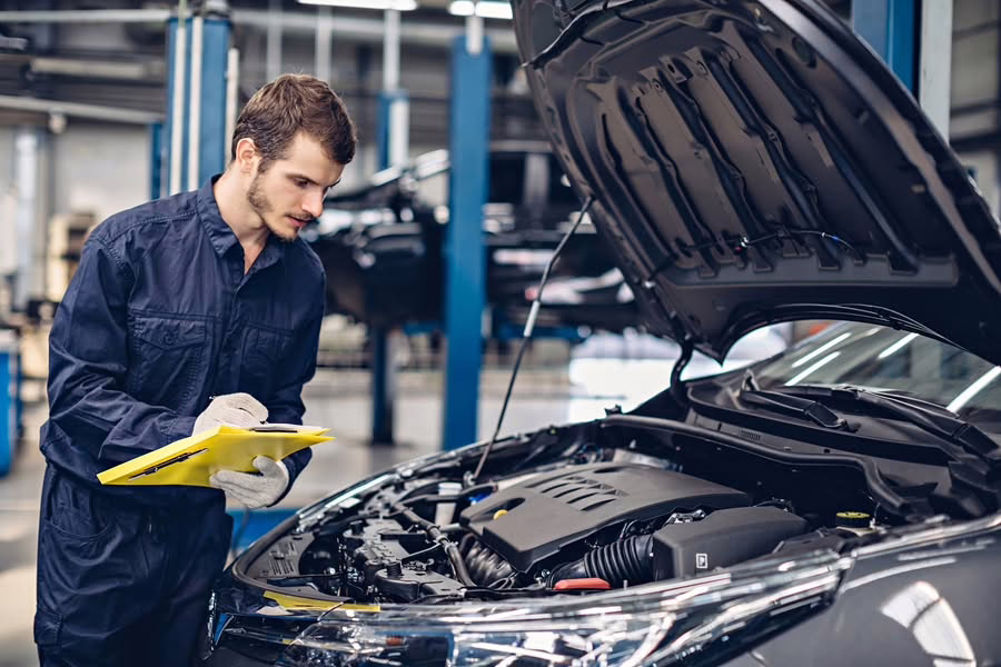 Techniker bei Überprüfunf des Motorraumes