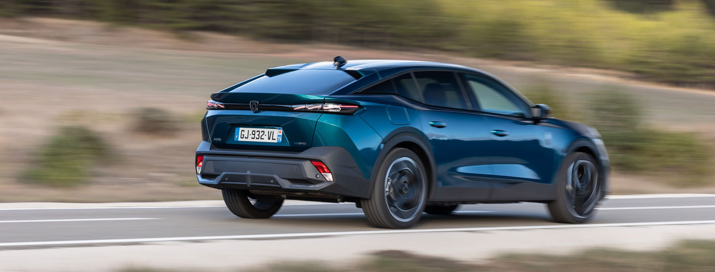 Peugeot-PKW auf Landstraße