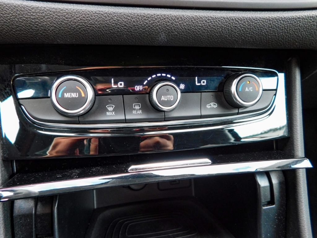 Fahrzeugabbildung Opel Grandland Ultimate Plug-in-Hybrid Ganzjahresreif