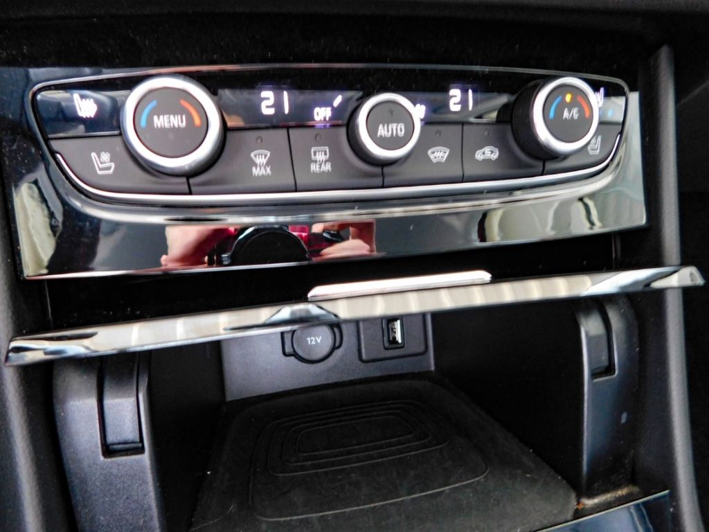 Fahrzeugabbildung Opel Grandland Elegance Plug-in-Hybrid Lenkrad-HZG AC