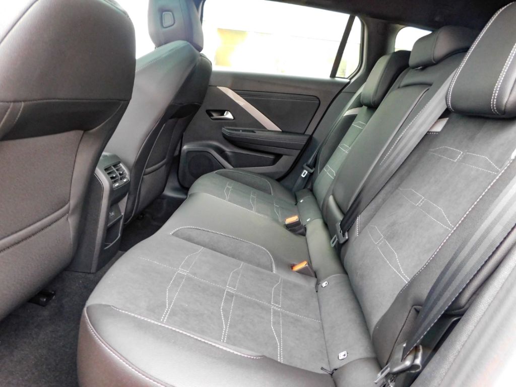 Fahrzeugabbildung Opel Astra L Sports Tourer Electric GS Pixel-LED Sitz
