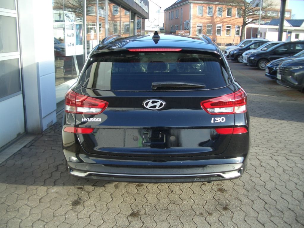 Fahrzeugabbildung Hyundai i30cw MJ25 1.0 T-GDI DCT Advantage, Navi, LED