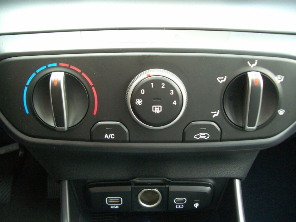 Fahrzeugabbildung Hyundai i20 Facelift MJ25 1.0 Trend, Navigation