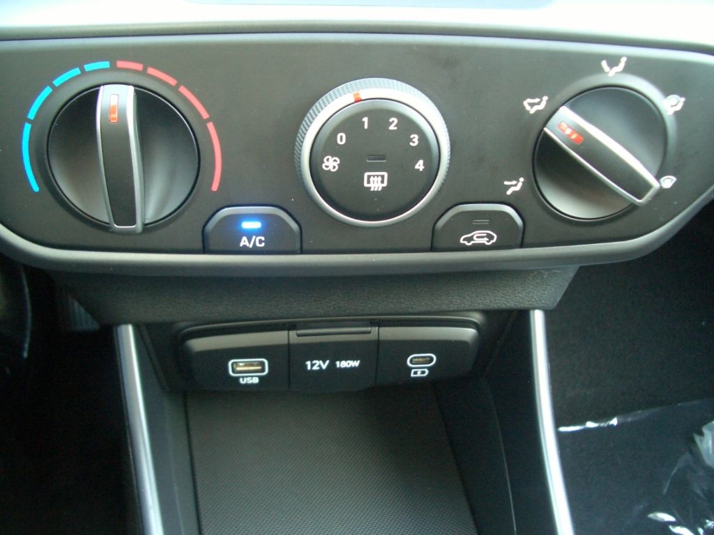 Fahrzeugabbildung Hyundai i20 Facelift MJ25 1.2 Select, Funktions-Paket, N