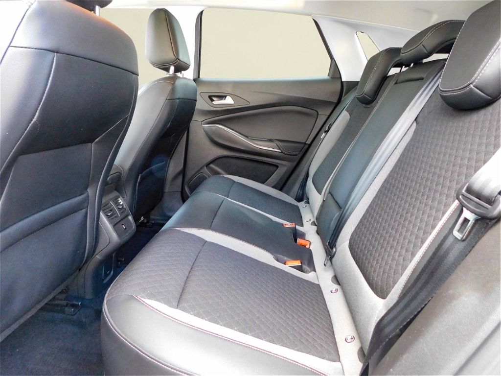 Fahrzeugabbildung Opel Grandland Elegance Plug-in-Hybrid Teil-Leder Nav