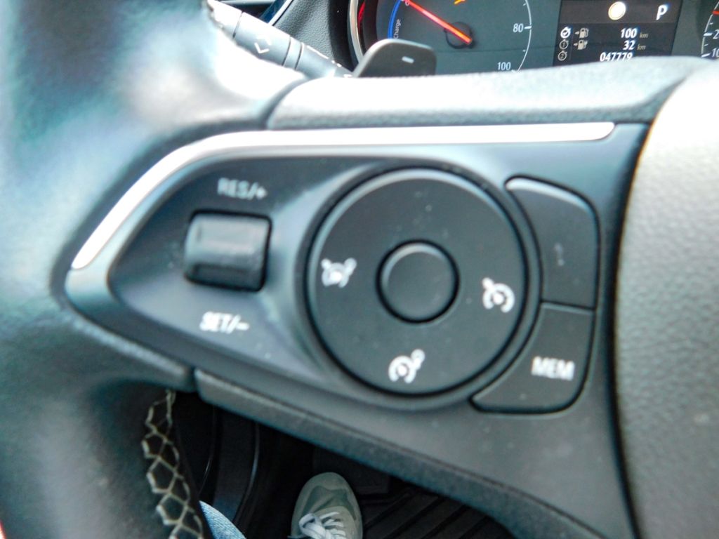 Fahrzeugabbildung Opel Grandland Elegance Plug-in-Hybrid Teil-Leder Nav