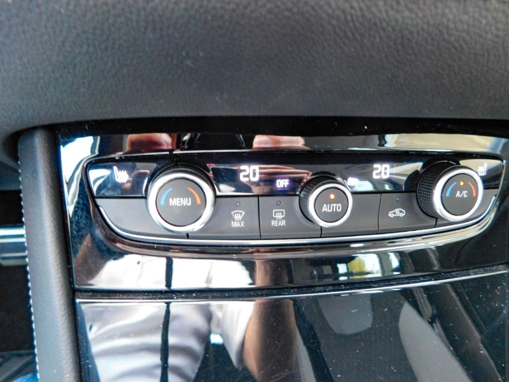 Fahrzeugabbildung Opel Grandland Elegance Plug-in-Hybrid Teil-Leder Nav