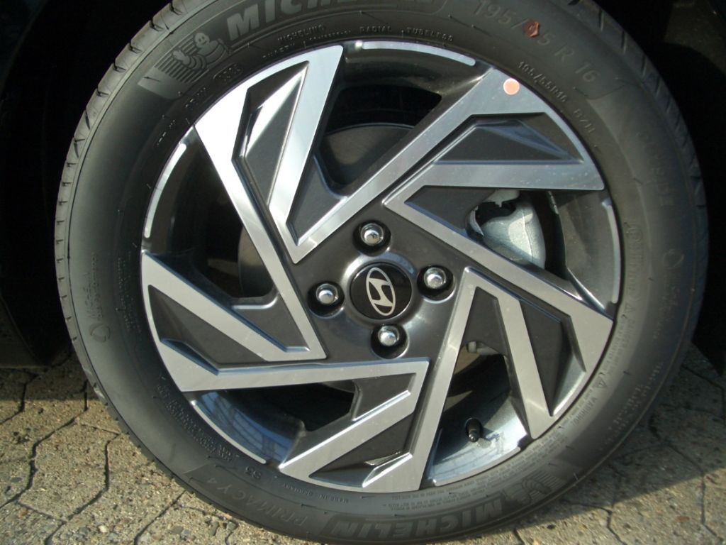 Fahrzeugabbildung Hyundai i20 Facelift MJ25 1.0 DCT Automatik Trend