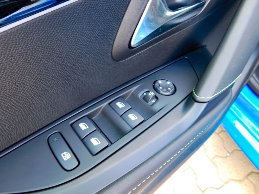 Fahrzeugabbildung Peugeot 208 Hybrid 145e-DSC GT 1.2 2x Kamera Navi Ganzja