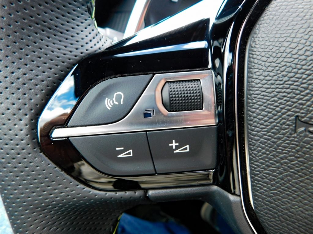 Fahrzeugabbildung Peugeot 208 Hybrid 145e-DSC GT 1.2 2x Kamera Navi Ganzja