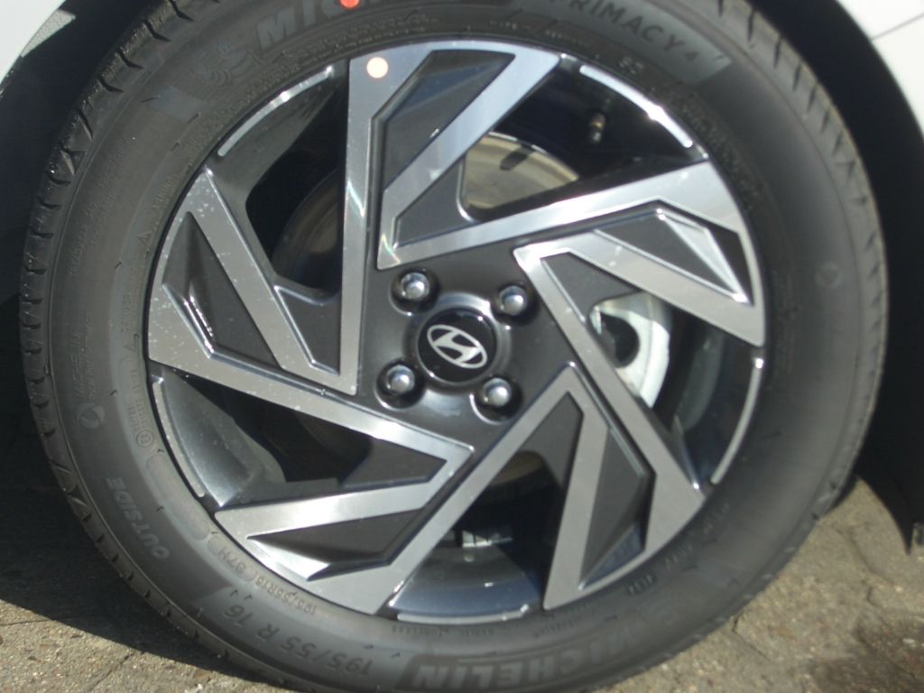 Fahrzeugabbildung Hyundai i20 Facelift MJ25 1.0 DCT Trend, Bose AKTION!