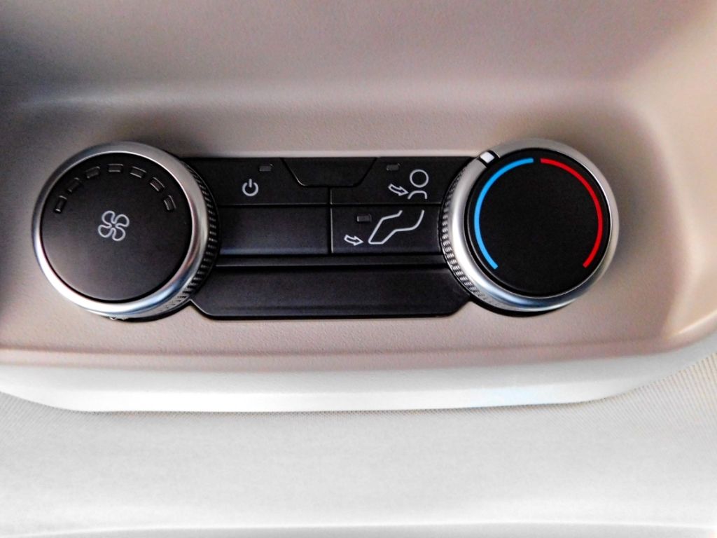 Fahrzeugabbildung Ford Tourneo Custom Bus 320 L1 Titanium FWD 9-Sitzer