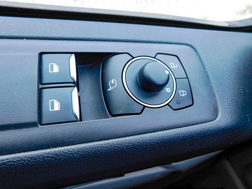 Fahrzeugabbildung Ford Tourneo Custom Bus 320 L1 Titanium FWD 9-Sitzer