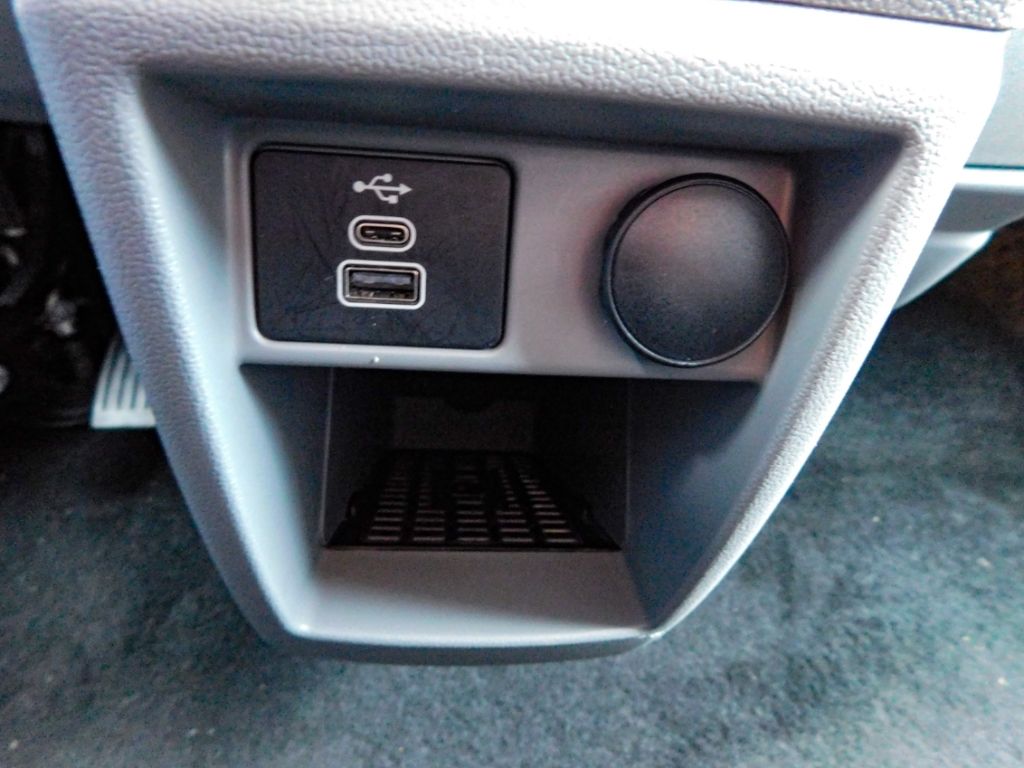 Fahrzeugabbildung Ford Tourneo Custom Bus 320 L1 Titanium FWD 9-Sitzer