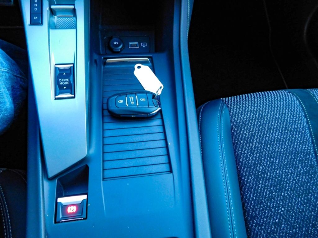 Fahrzeugabbildung Peugeot 308 SW GT Navi 2x Kamera Ganzjahresreifen