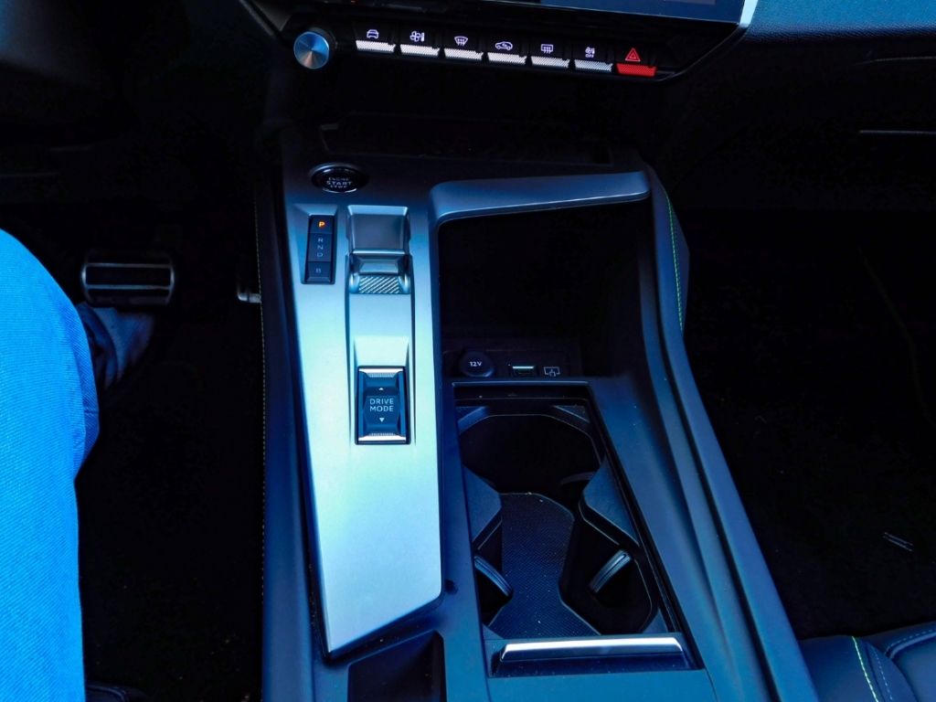 Fahrzeugabbildung Peugeot 408 Plug-in-Hybrid 225 GT Matrix-LED 360 Kamera