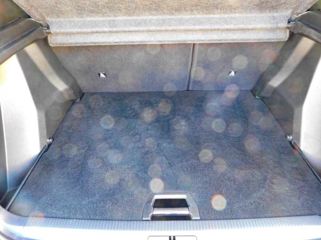 Fahrzeugabbildung Peugeot 2008 Navi 360° Kamera Sitz-Hzg Ganzjahresreifen