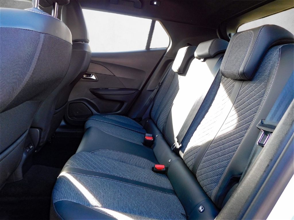 Fahrzeugabbildung Peugeot 2008 Navi 360° Kamera Sitz-Hzg Ganzjahresreifen