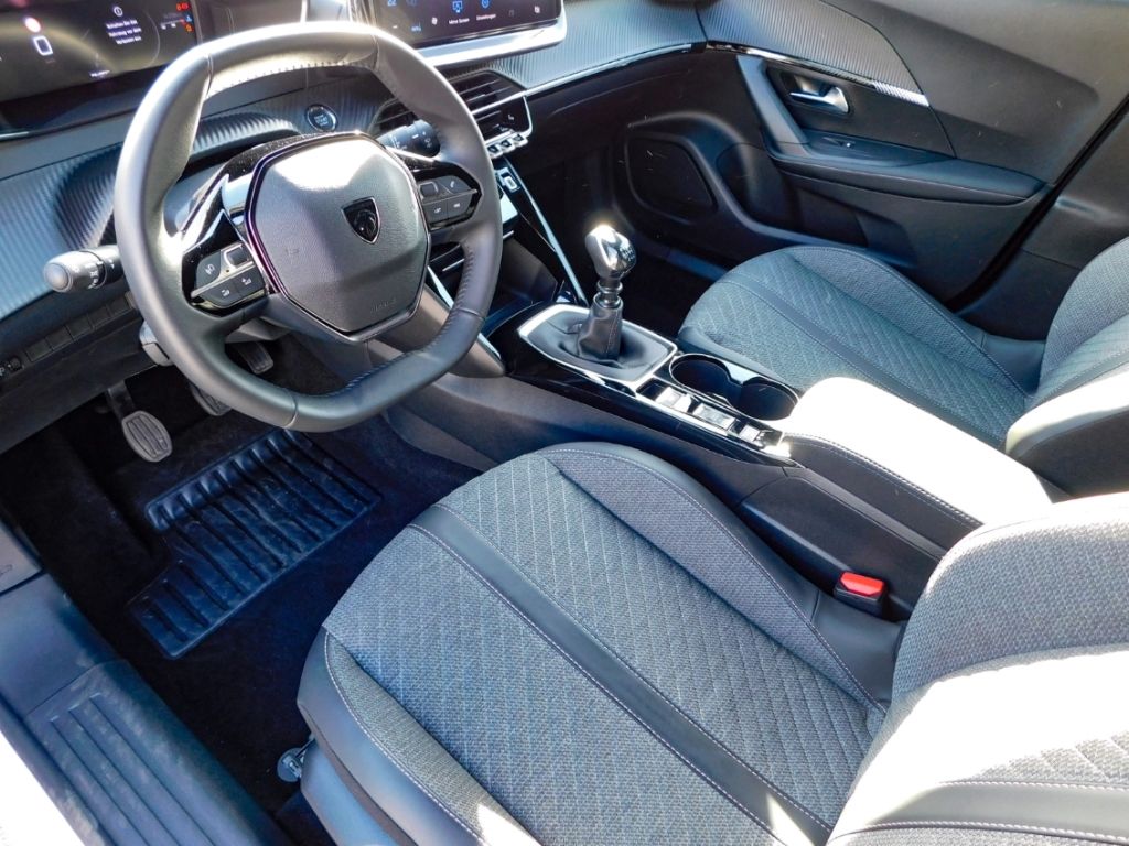 Fahrzeugabbildung Peugeot 2008 Navi 360° Kamera Sitz-Hzg Ganzjahresreifen