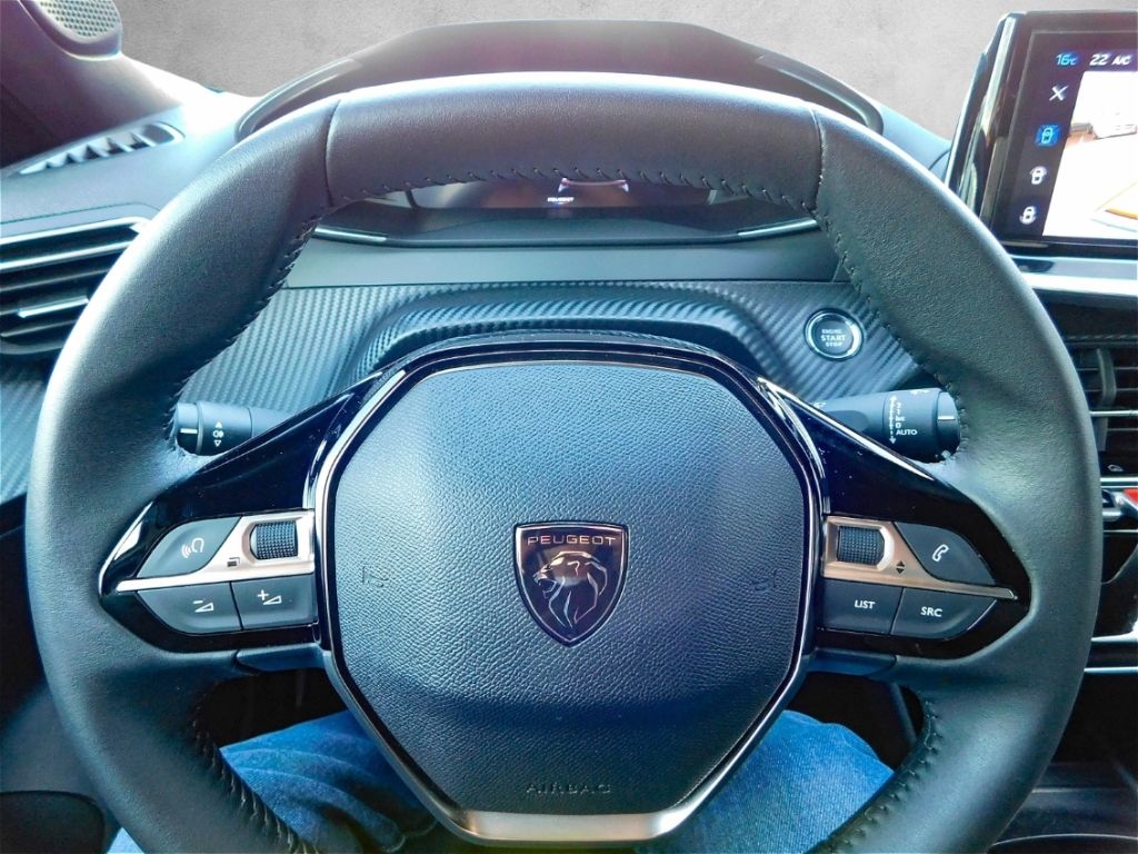 Fahrzeugabbildung Peugeot 2008 Navi 360° Kamera Sitz-Hzg Ganzjahresreifen