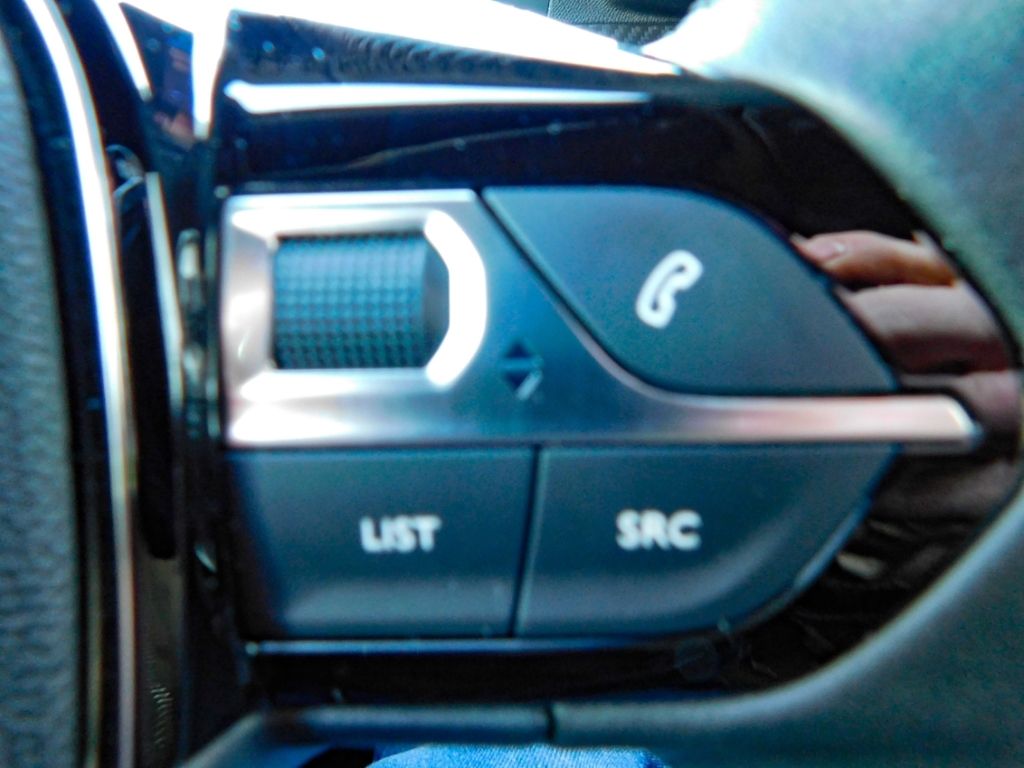 Fahrzeugabbildung Peugeot 2008 Navi 360° Kamera Sitz-Hzg Ganzjahresreifen