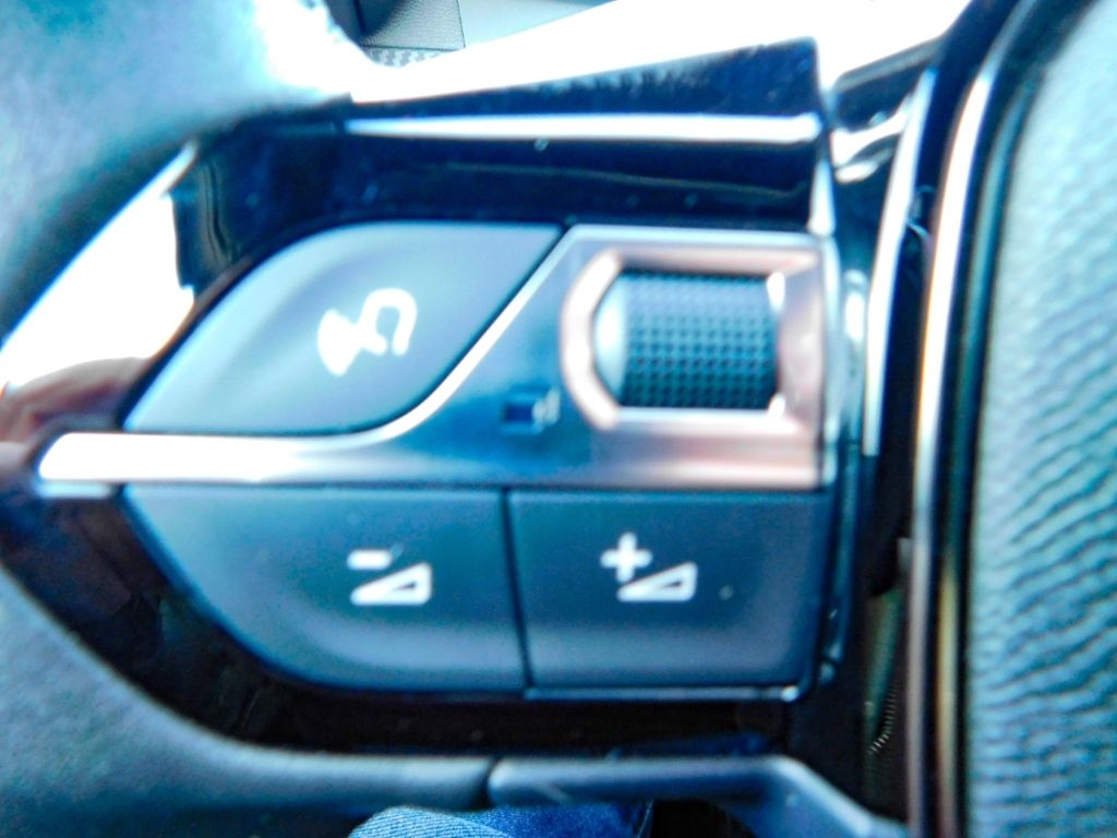 Fahrzeugabbildung Peugeot 2008 Navi 360° Kamera Sitz-Hzg Ganzjahresreifen