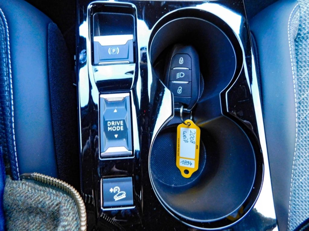 Fahrzeugabbildung Peugeot 2008 Navi 360° Kamera Sitz-Hzg Ganzjahresreifen