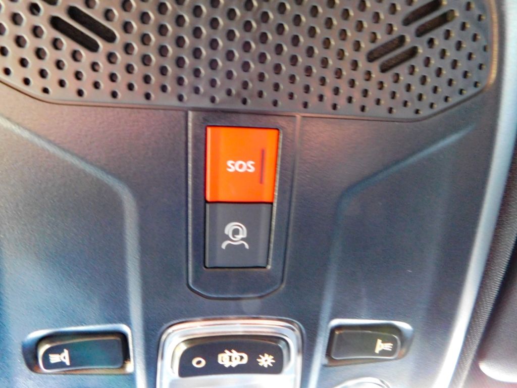 Fahrzeugabbildung Peugeot 2008 Navi 360° Kamera Sitz-Hzg Ganzjahresreifen