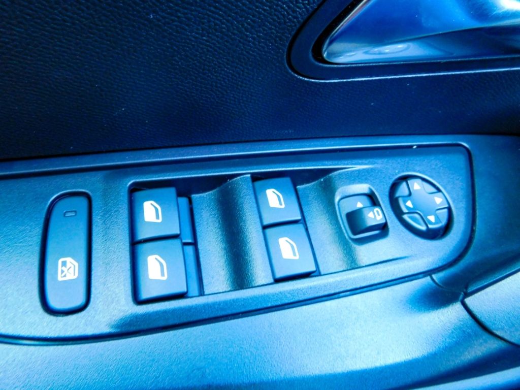 Fahrzeugabbildung Peugeot 2008 Navi 360° Kamera Sitz-Hzg Ganzjahresreifen