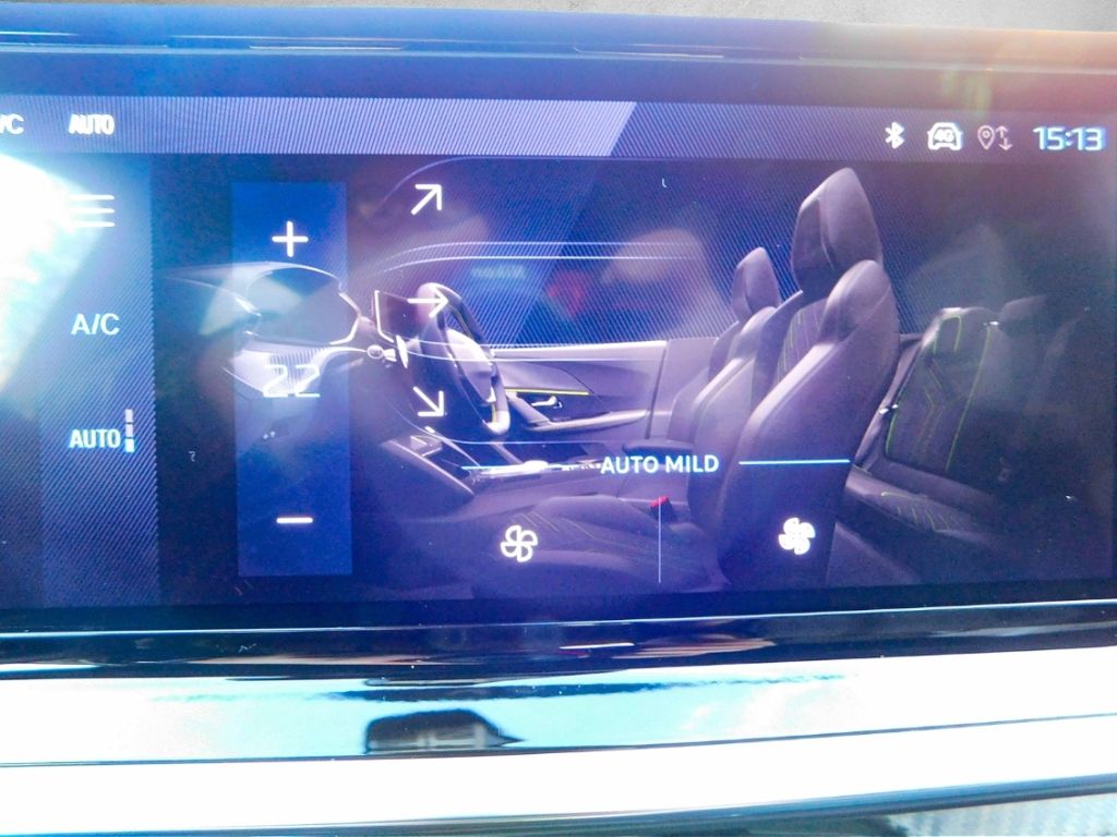 Fahrzeugabbildung Peugeot 2008 Navi 360° Kamera Sitz-Hzg Ganzjahresreifen