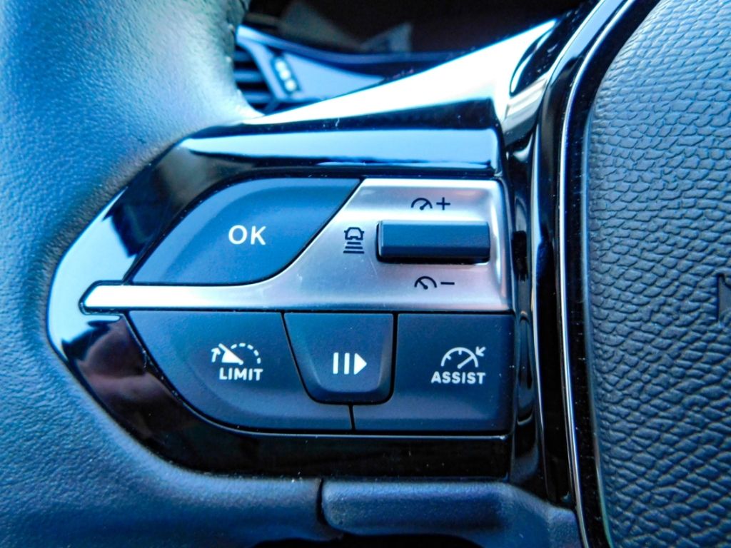 Fahrzeugabbildung Peugeot 308 SW Allure Navi Sitz-Hzg Carplay Ganzjahresre