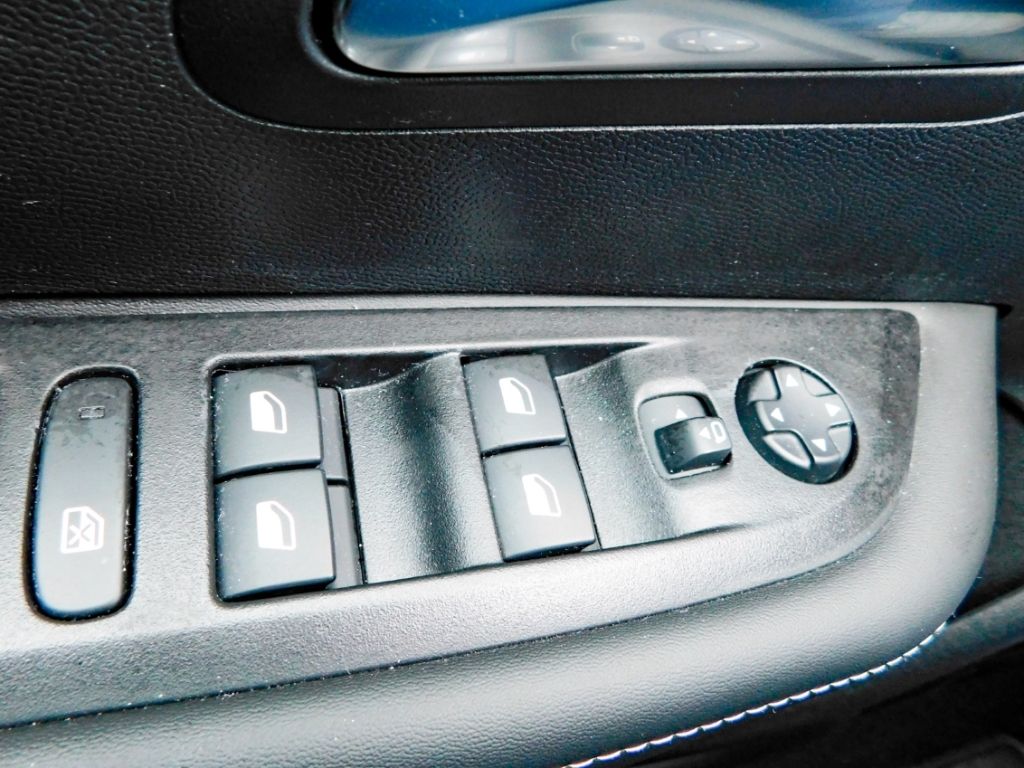 Fahrzeugabbildung Peugeot 208 Hybrid 100 Allure Rückfahrkamera Allwetterre