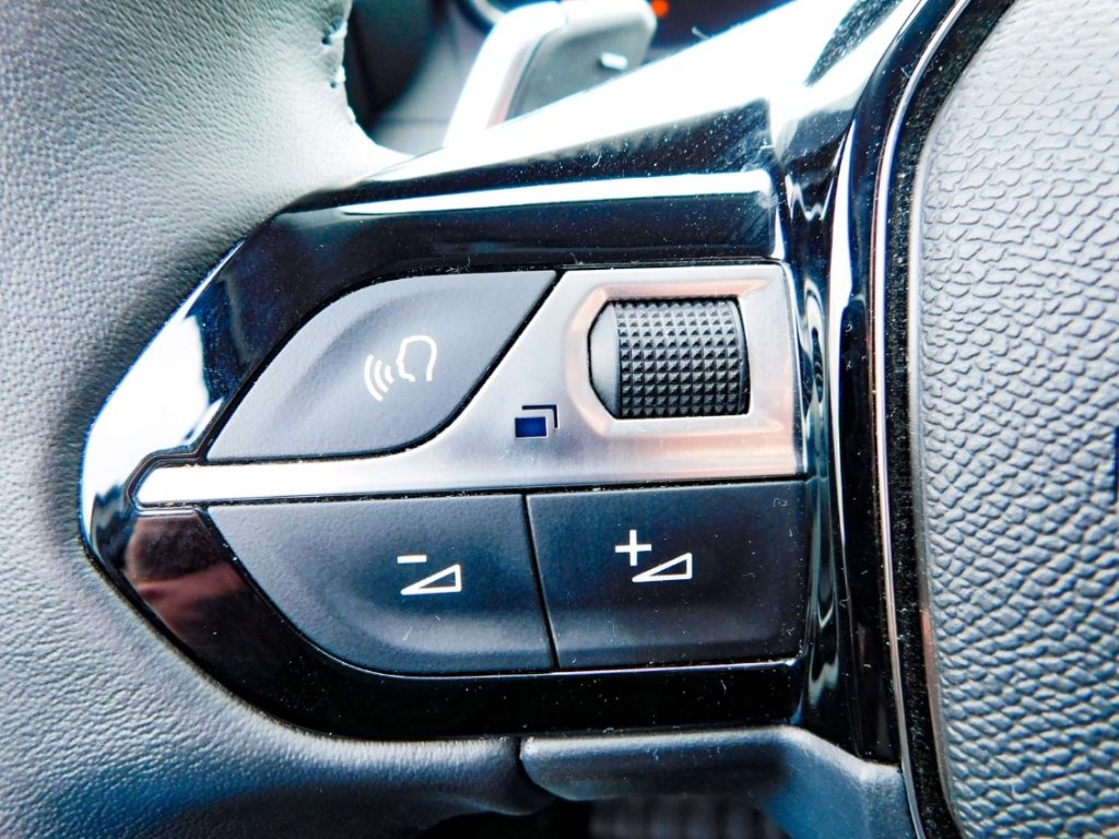 Fahrzeugabbildung Peugeot 208 Hybrid 100 Allure Rückfahrkamera Allwetterre