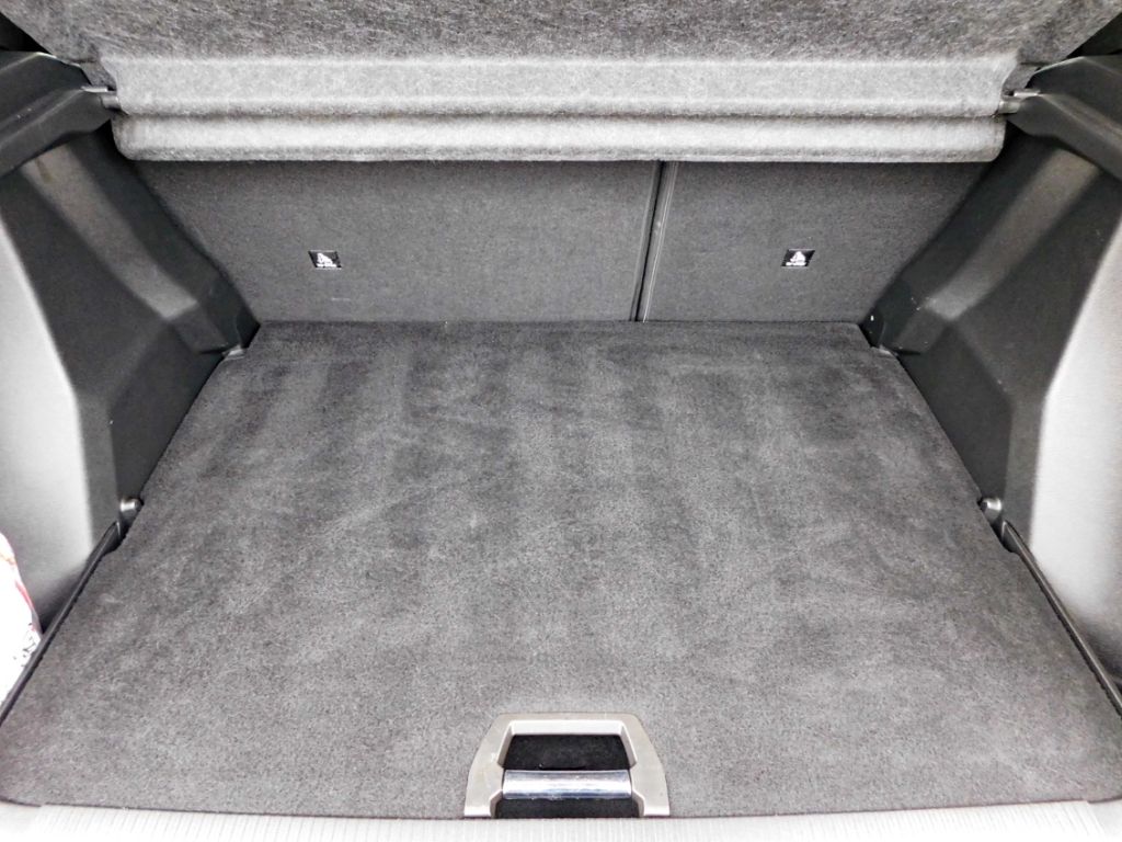 Fahrzeugabbildung Peugeot 2008 Hybrid 136 GT 2x Kamera ACC Navi Ganzjahres