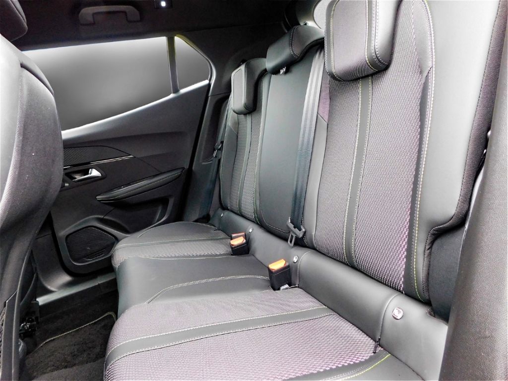 Fahrzeugabbildung Peugeot 2008 Hybrid 136 GT 2x Kamera ACC Navi Ganzjahres