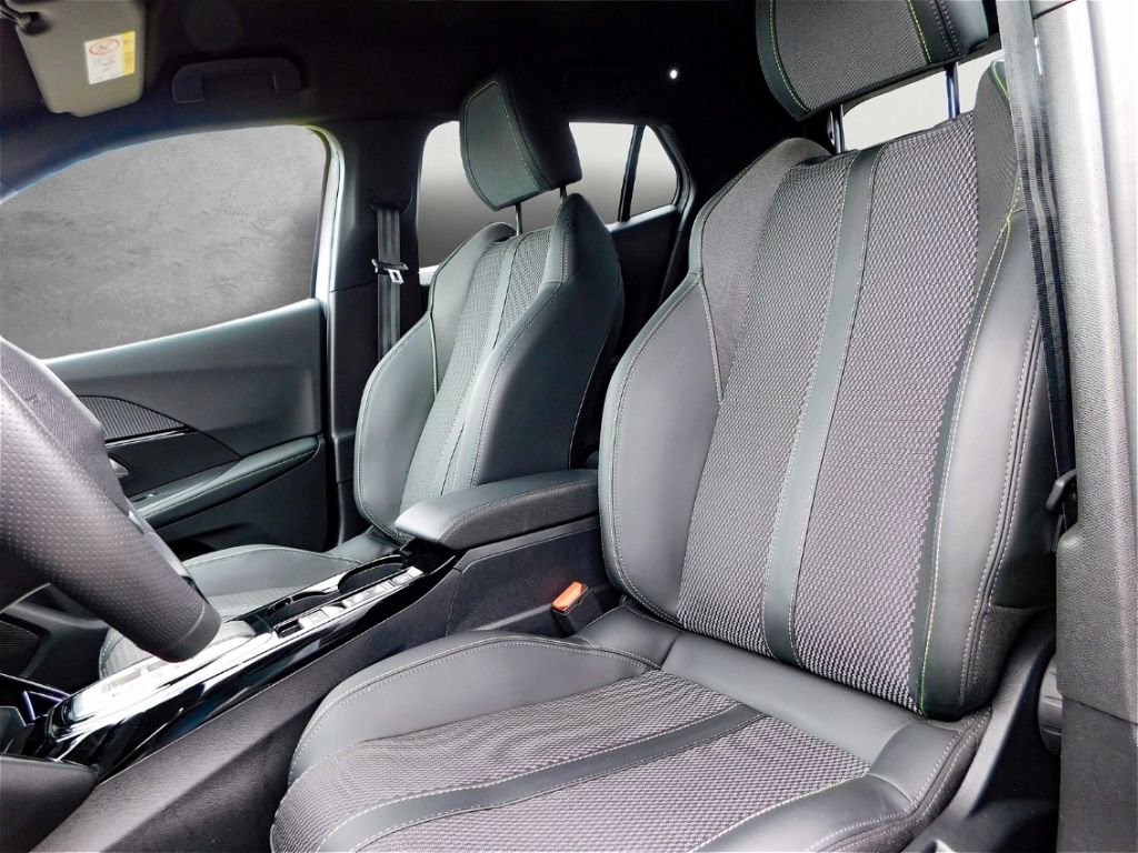 Fahrzeugabbildung Peugeot 2008 Hybrid 136 GT 2x Kamera ACC Navi Ganzjahres