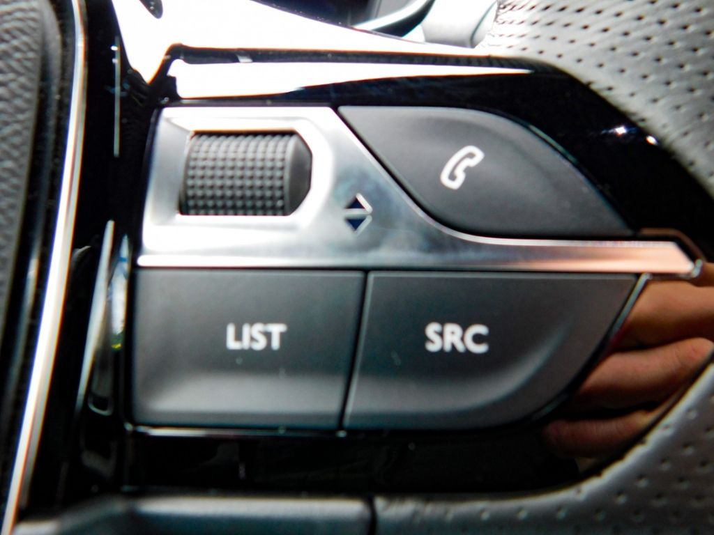 Fahrzeugabbildung Peugeot 2008 Hybrid 136 GT 2x Kamera ACC Navi Ganzjahres