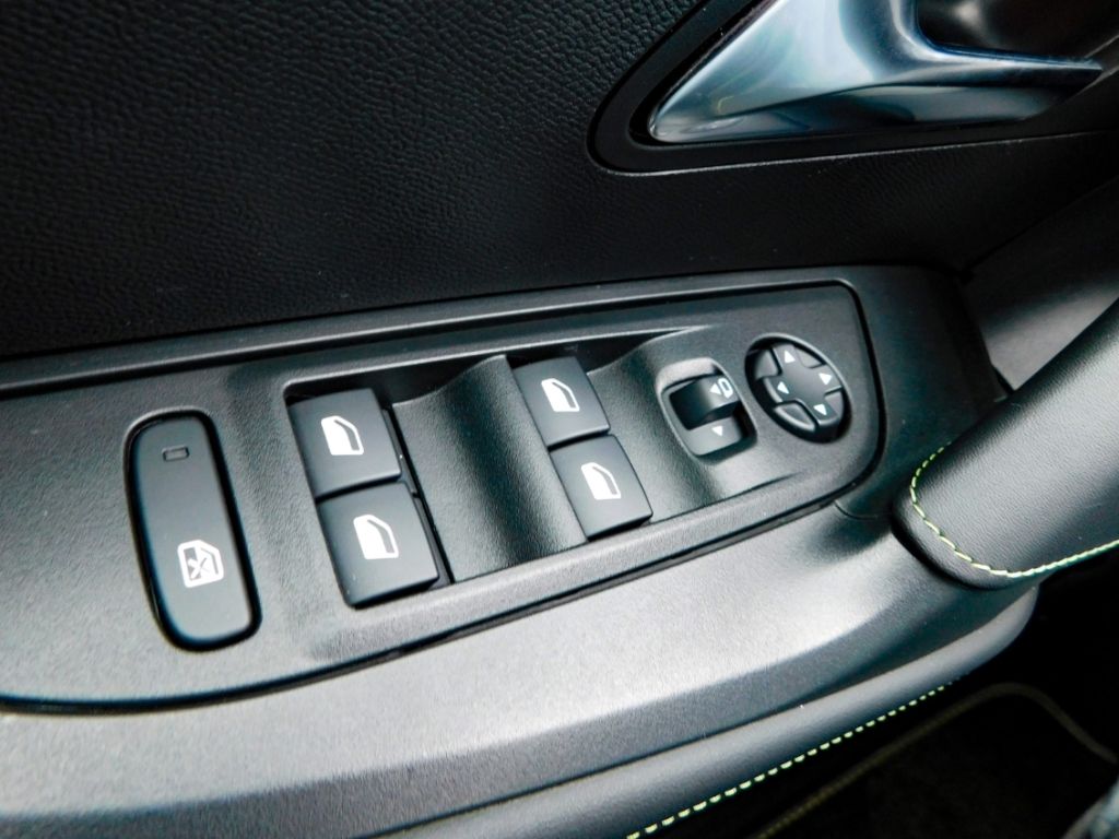 Fahrzeugabbildung Peugeot 2008 Hybrid 136 GT 2x Kamera ACC Navi Ganzjahres