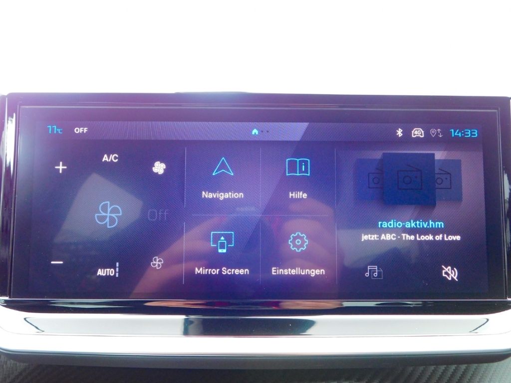 Fahrzeugabbildung Peugeot 2008 Hybrid 136 GT 2x Kamera ACC Navi Ganzjahres