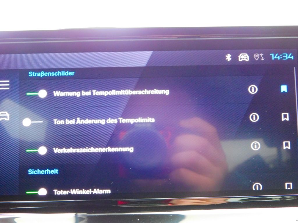 Fahrzeugabbildung Peugeot 2008 Hybrid 136 GT 2x Kamera ACC Navi Ganzjahres