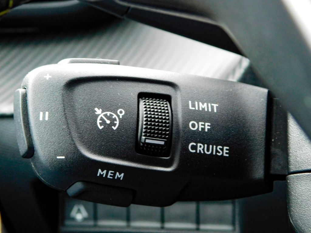 Fahrzeugabbildung Peugeot 2008 Hybrid 136 GT 2x Kamera ACC Navi Ganzjahres