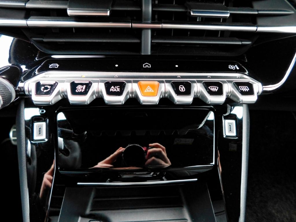 Fahrzeugabbildung Peugeot 2008 Hybrid 136 GT 2x Kamera ACC Navi Ganzjahres