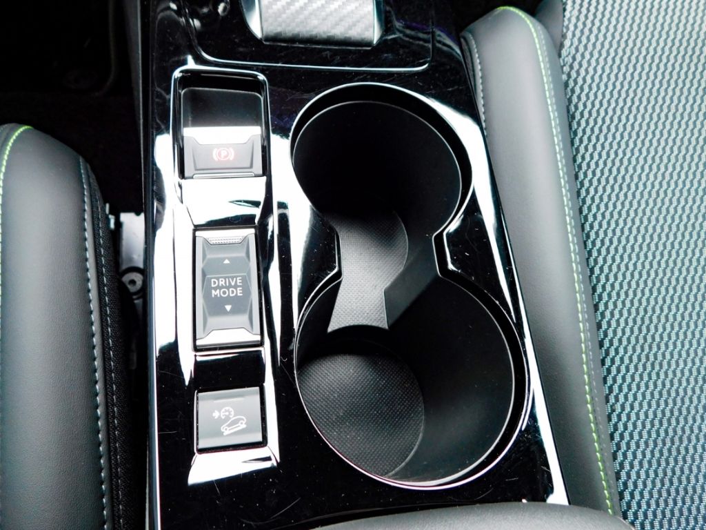 Fahrzeugabbildung Peugeot 2008 Hybrid 136 GT 2x Kamera ACC Navi Ganzjahres