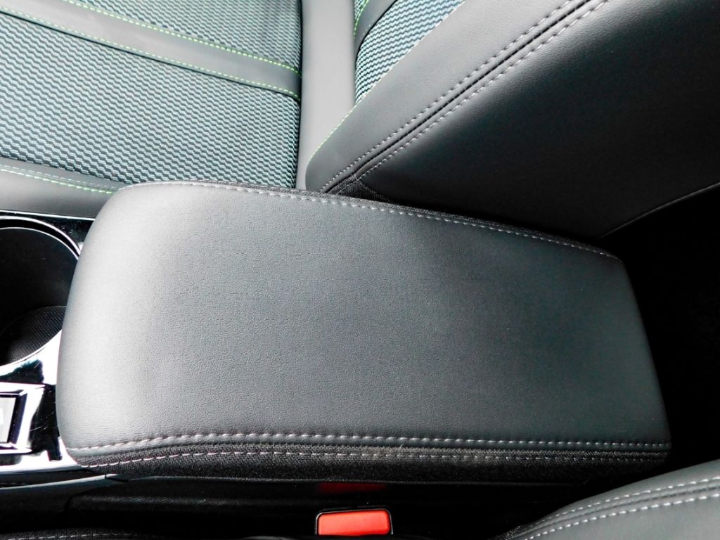 Fahrzeugabbildung Peugeot 2008 Hybrid 136 GT 2x Kamera ACC Navi Ganzjahres