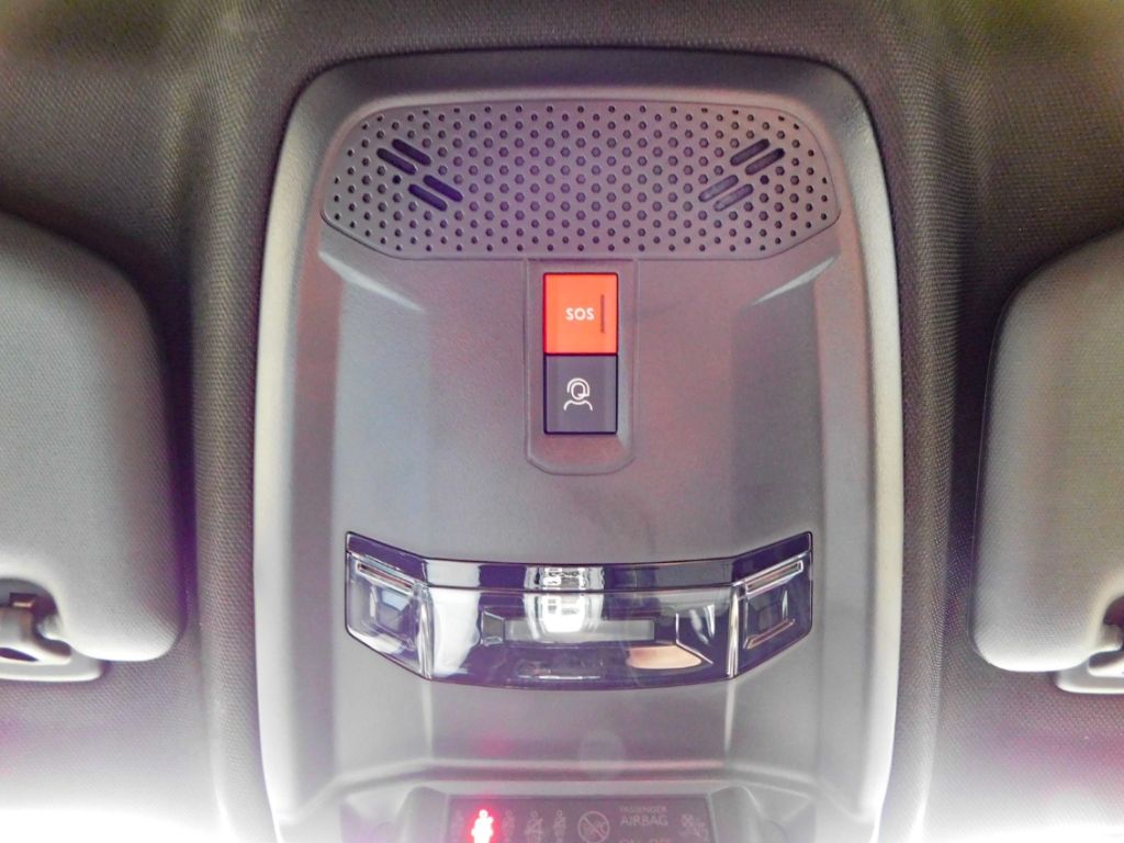 Fahrzeugabbildung Peugeot 2008 Hybrid 136 GT 2x Kamera ACC Navi Ganzjahres