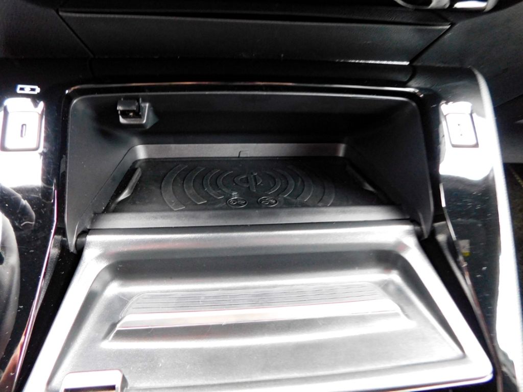 Fahrzeugabbildung Peugeot 2008 Hybrid 136 GT 2x Kamera ACC Navi Ganzjahres