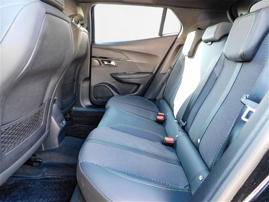 Fahrzeugabbildung Peugeot 2008 Hybrid 136 GT 2x Kamera ACC Navi Ganzjahres