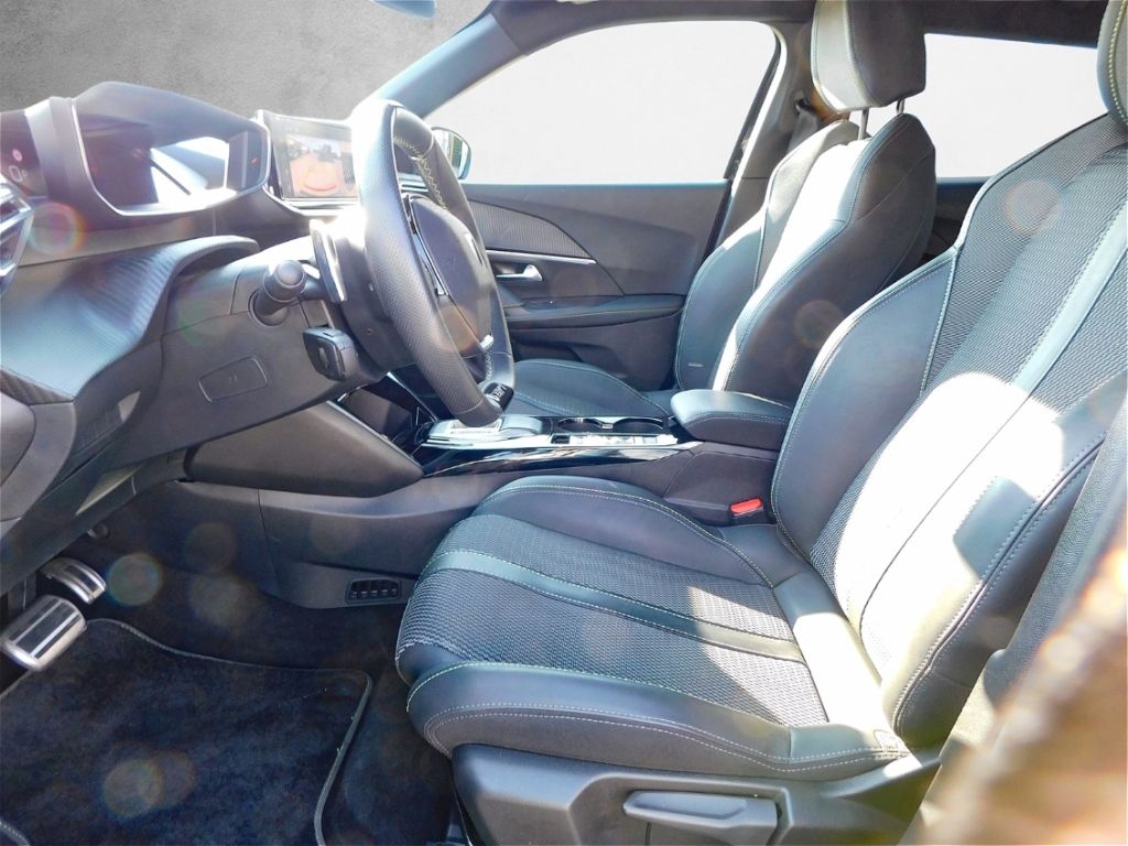Fahrzeugabbildung Peugeot 2008 Hybrid 136 GT 2x Kamera ACC Navi Ganzjahres