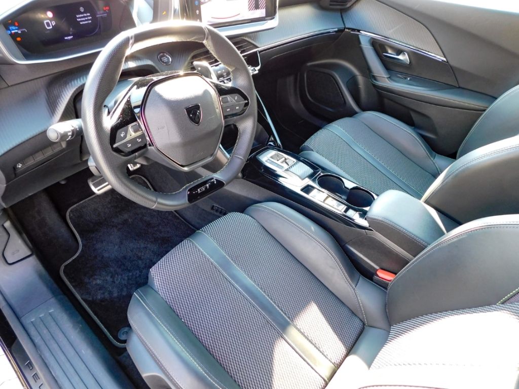 Fahrzeugabbildung Peugeot 2008 Hybrid 136 GT 2x Kamera ACC Navi Ganzjahres