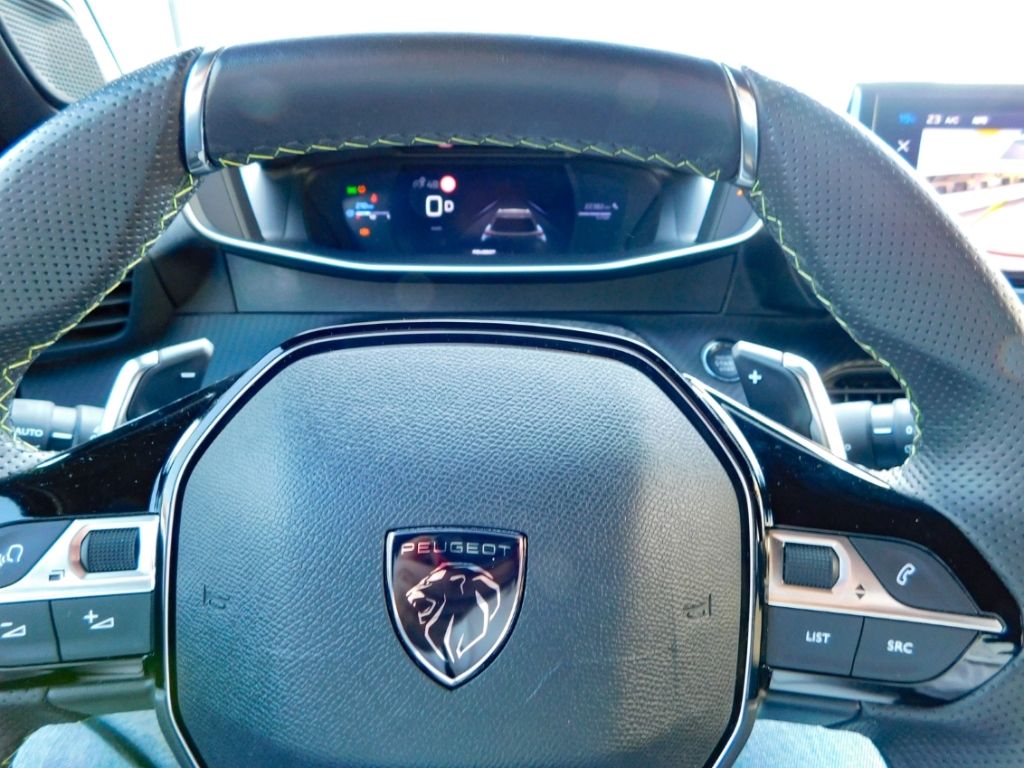 Fahrzeugabbildung Peugeot 2008 Hybrid 136 GT 2x Kamera ACC Navi Ganzjahres